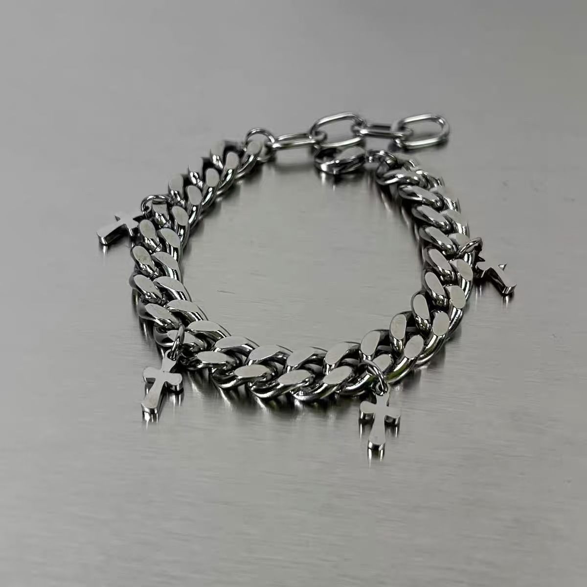 Sınıraşan Hit: Küçük Haçlı Küb - Streetwear Brand Jewelry incelemesi ve fiyatı